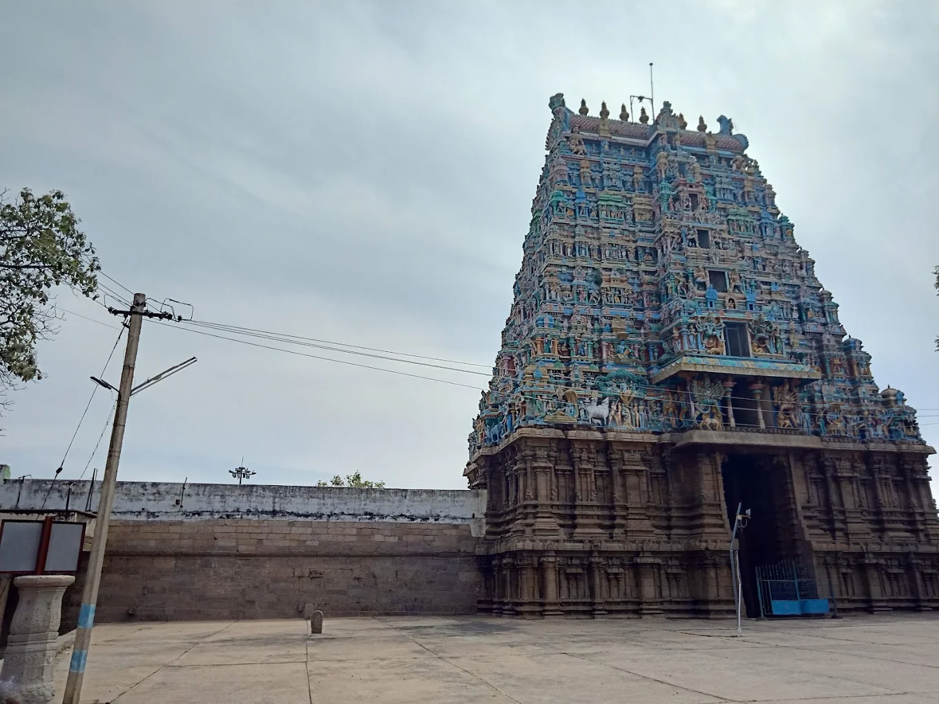 Sri Kallazhagar Perumal Temple , Thirumaalirunsolai (Alagar Kovil, Madurai) entrance and temple complex